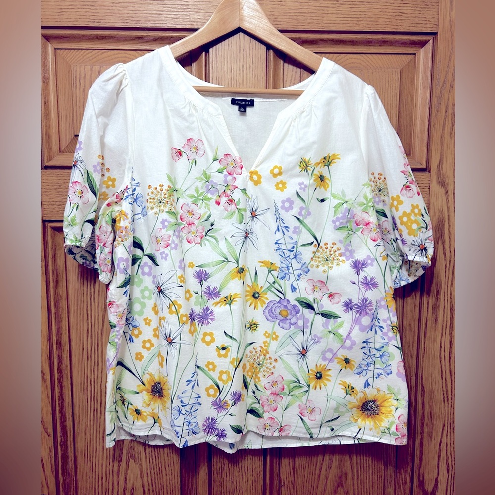 🌸🌺  Talbots XL floral blouse, perfect for Spring!  Excellent condition.